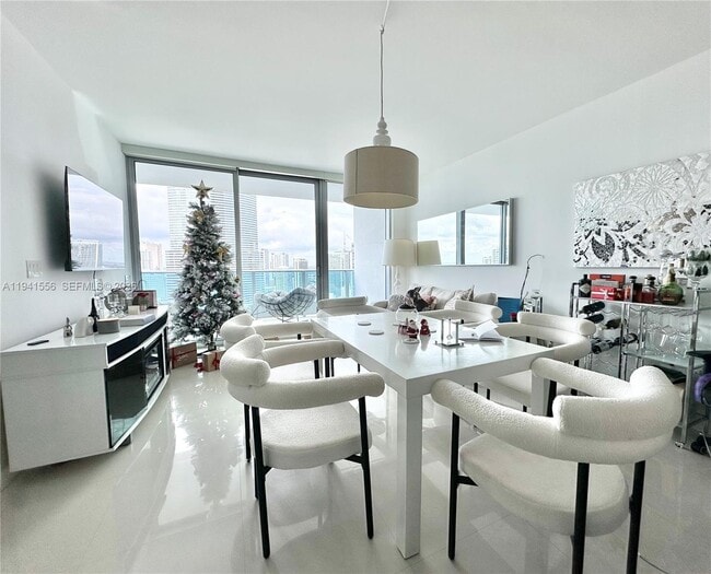 Building Photo - 200 Biscayne Blvd Way