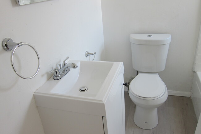 bathroom - 2803 S Harcourt Ave