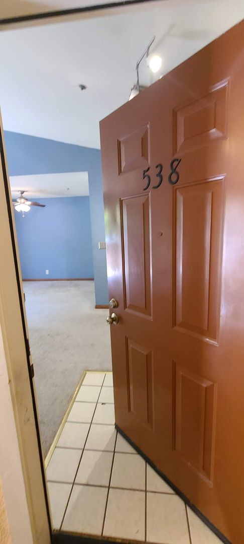 Building Photo - DISCOUNTED Spacious Top Floor 1-Bedroom Co...