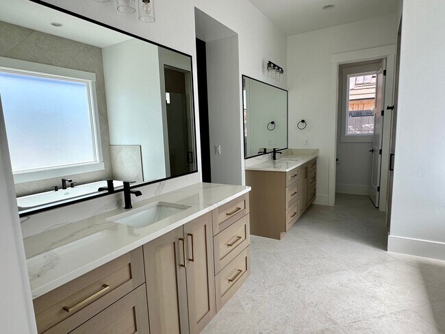 Foto del edificio - Gorgeous Brand New 5 Bedroom Home