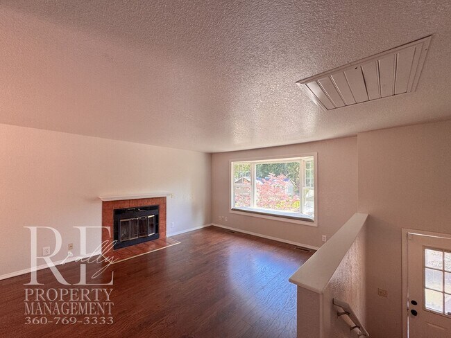 Foto del edificio - Freshly Painted East Bremerton Home with Expansive Decks & Flexible Living Space