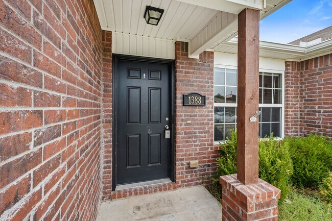 Foto del edificio - Pristine and rare 4 bedroom home!