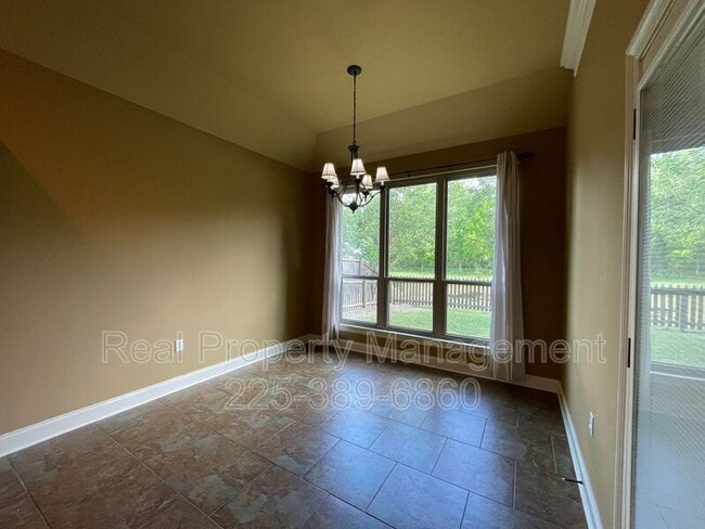 Foto del edificio - 3131 Nicholson Lake Dr