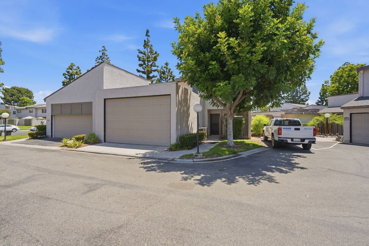 Freshly Updated Townhome - Light, Bright & Spacious! - Freshly Updated Townhome - Light, Bright & Spacious!