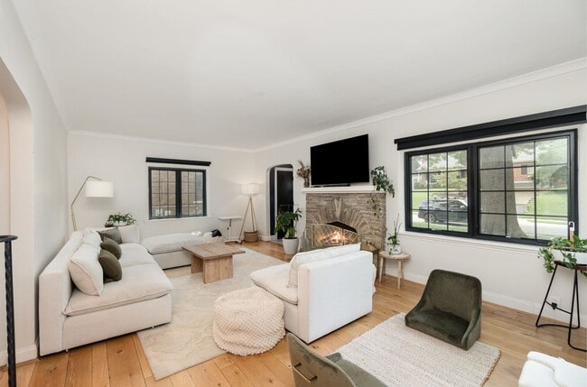 Foto del edificio - Modern Elegance Meets Mt. Lookout Charm – ...