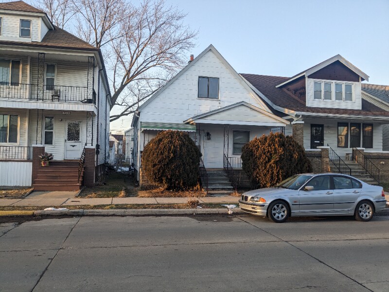 Building Photo - 3257 Yemans St