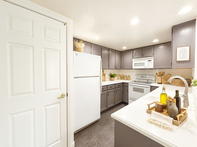 Foto del edificio - 3BR w/ Top-Floor Privacy near Jordan River Parkway Trail