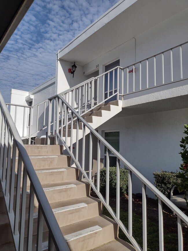 Building Photo - 1655 S Highland Ave