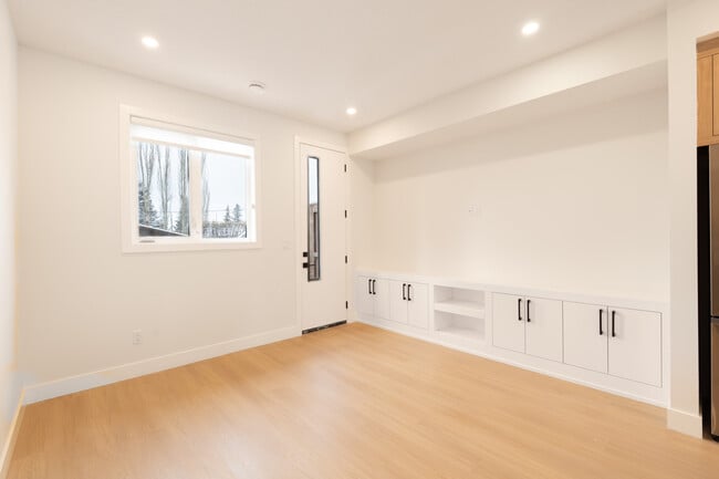 Building Photo - 3415-3485 85 St NW