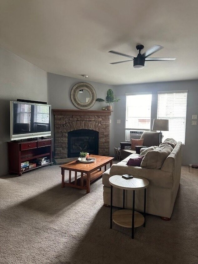Foto principal - Fully Furnished 3-Bedroom Home with Spacio...