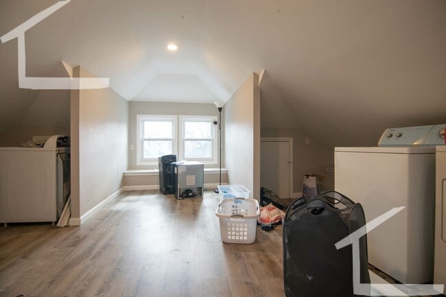 Building Photo - Long Ave 5-Bed