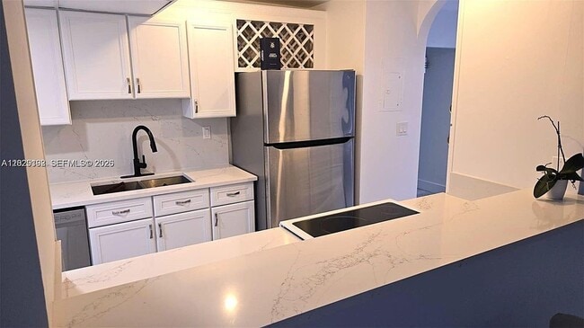 Building Photo - 2715 N Ocean Blvd