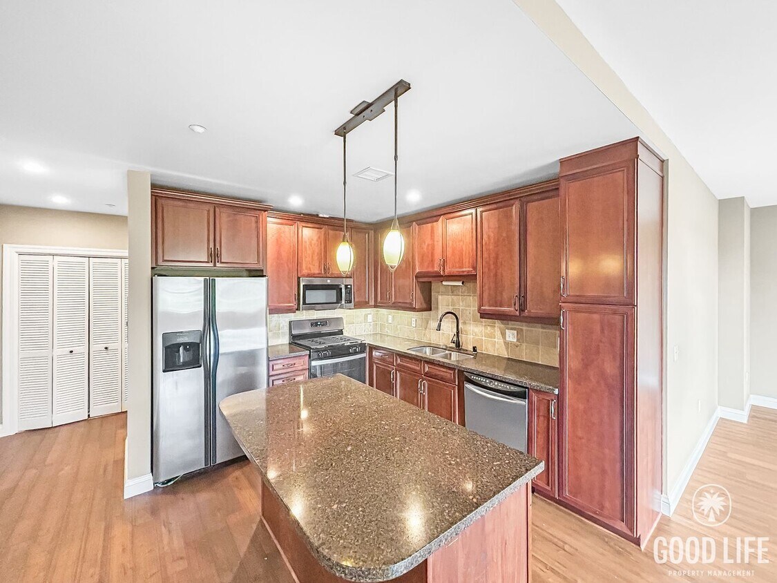 Primary Photo - Stunning 2B/2BA Upgraded Condo w/ 2 Parkin...