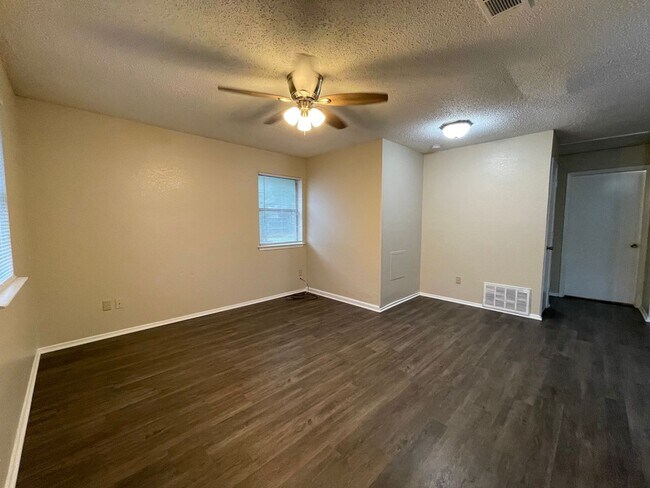 Foto del edificio - AVAILABLE NOW 2 BEDROOM 1 BATH DUPLEX IN H...