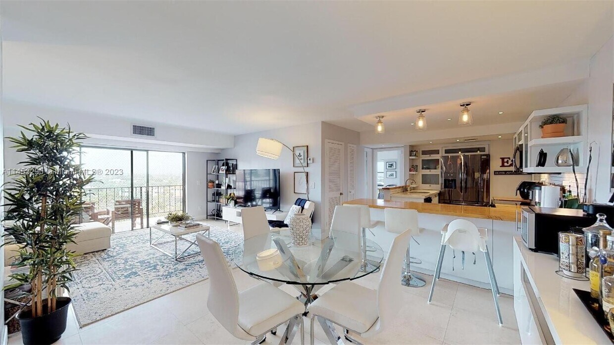 Foto principal - 77 Crandon Blvd