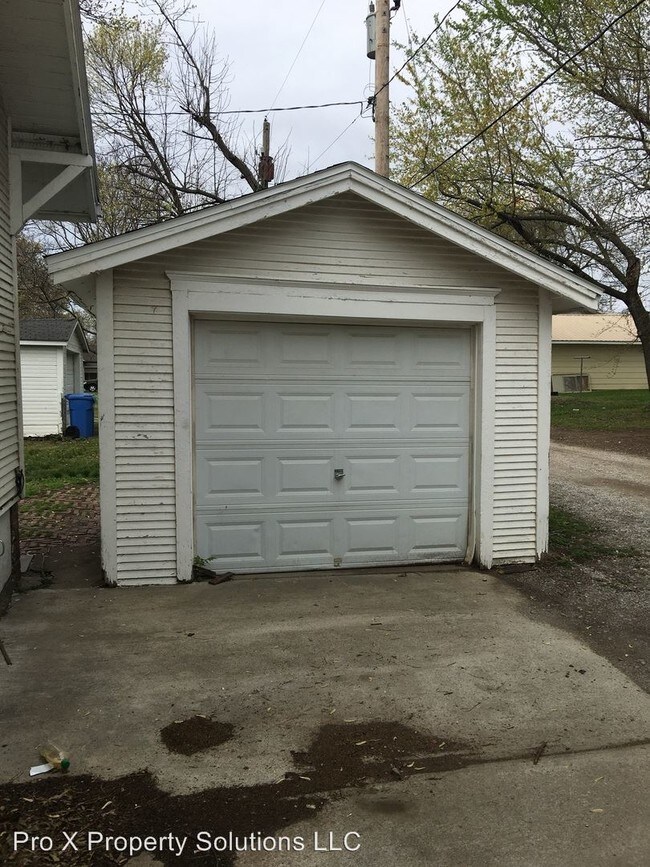 Building Photo - 3 br, 1.5 bath House - 205 E. Quincy