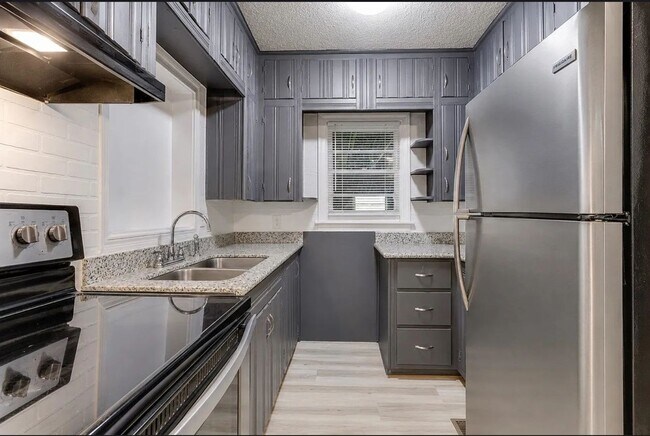 Foto del edificio - 2 Bedroom 1 Bath with attached garage. Move In ready Southeast Wichita