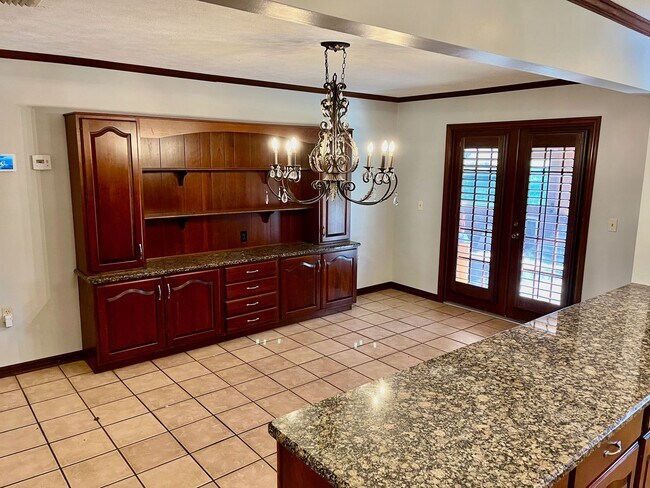 Building Photo - AVAILABLE 07/01!  HUGE 3300sqft  4BR/3.5BA...