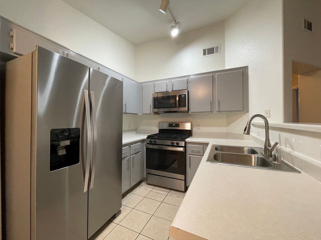 Foto principal - 2 BED 2 BATH CONDO IN GATED COMMUNITY!
