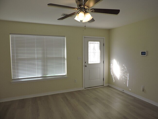 Building Photo - Convenient to bases, shopping & beaches!