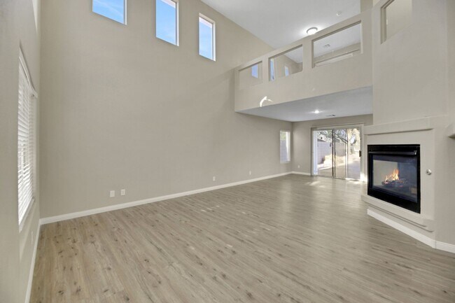 Foto del edificio - GATED 3 bed with large loft, dreamy backya...