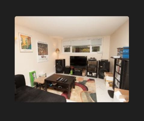 Photo du bâtiment - Large 1 bedroom in High Park close to subway.