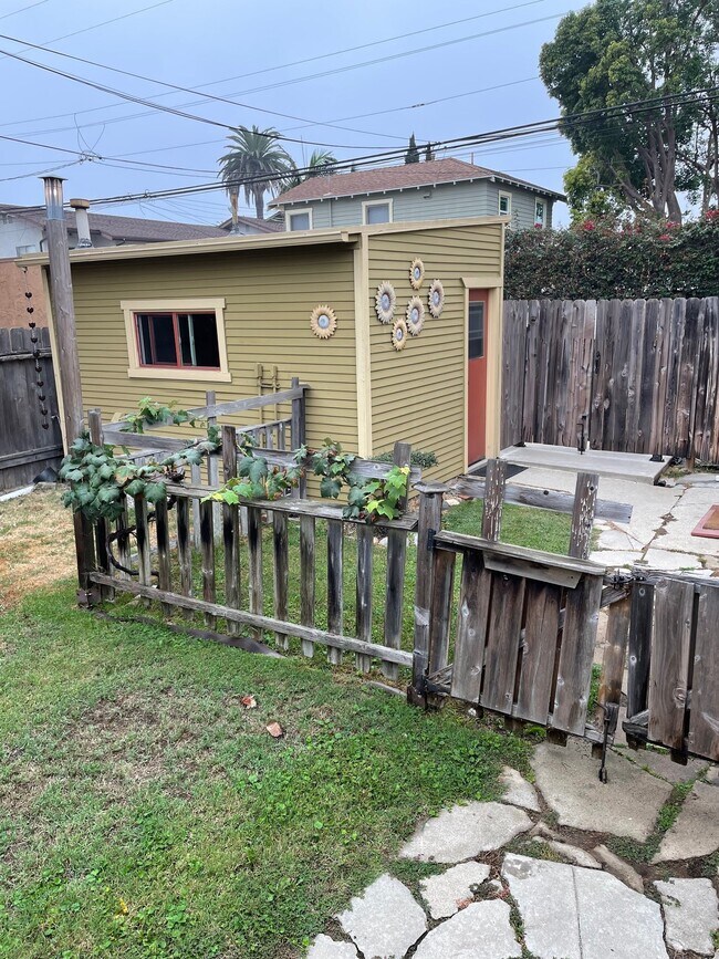 Foto del edificio - 3047 E 6th St