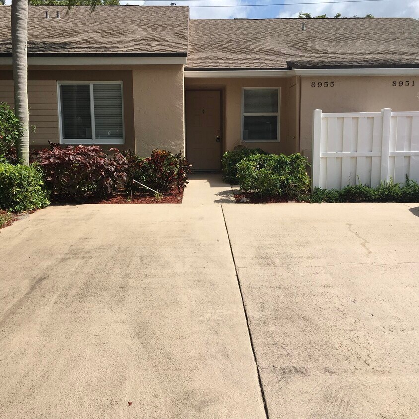 Foto principal - 8955 Sunnywood Pl