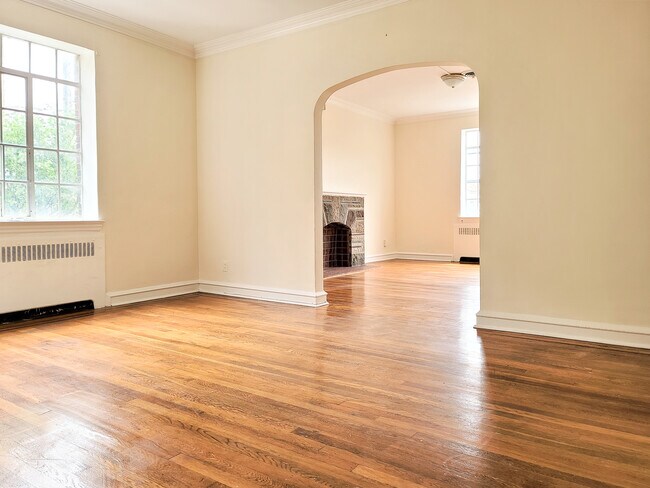 Building Photo - 400 44th St
