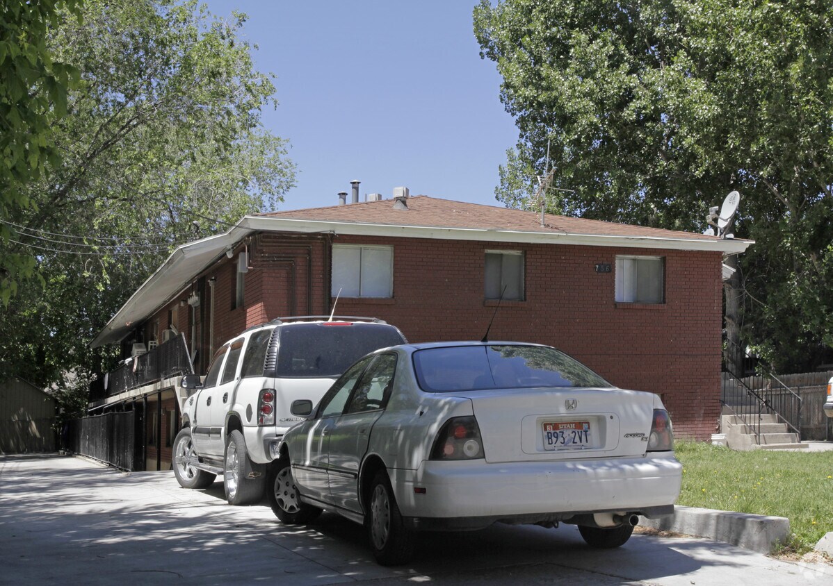 Primary Photo - 756 E Green St