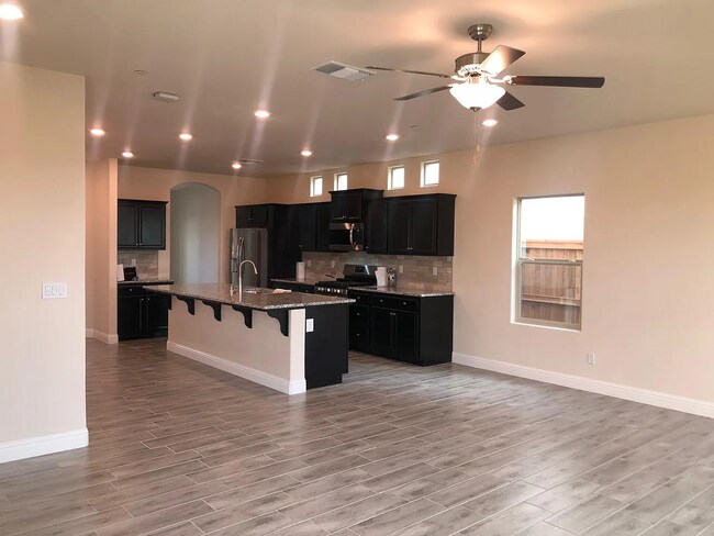 Foto del edificio - Beautiful Two-Story Home Featuring Granite Kitchen, Large Island & Spa-Style Primary Suite