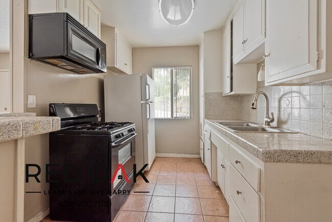 Foto del edificio - ~1 Month FREE~ Stunning and Spacious One B...