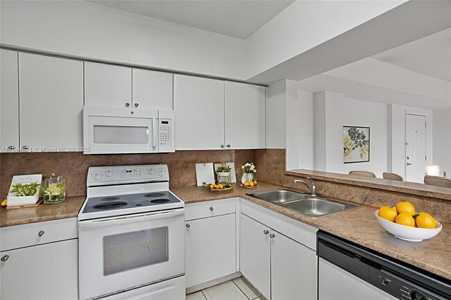 Building Photo - 9340 Fontainebleau Blvd