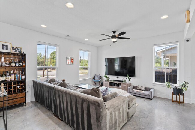 Building Photo - Spacious East Austin Home for Rent