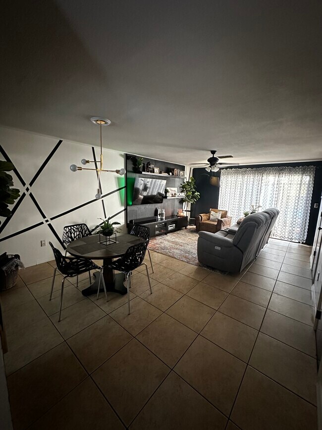 Foto del edificio - 2750 S Pines Dr