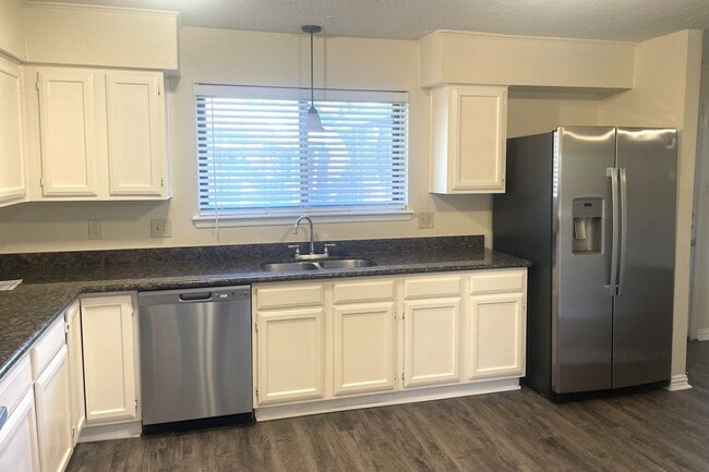 Foto del edificio - 1819 Pilgrims Point Dr