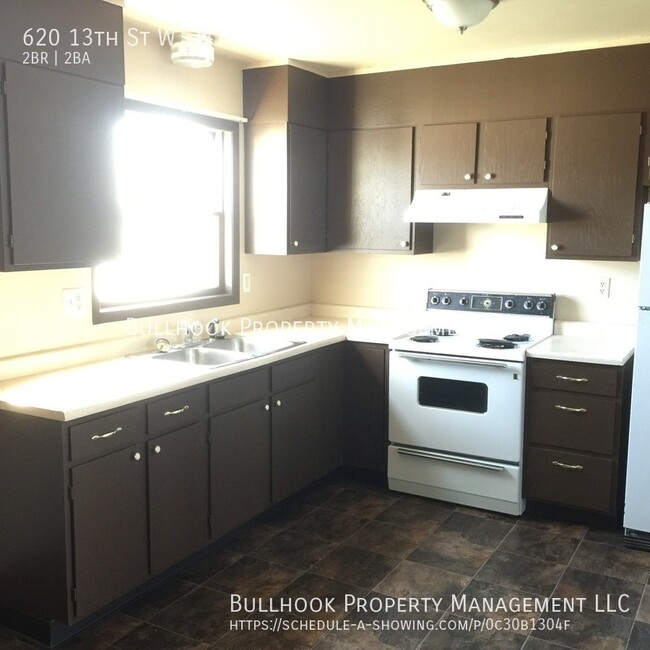 Building Photo - 2 bedroom 1-1/2 bath - Townhouse - Close t...