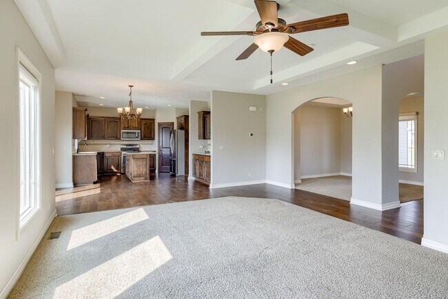Building Photo - Spacious Papillion Home!!