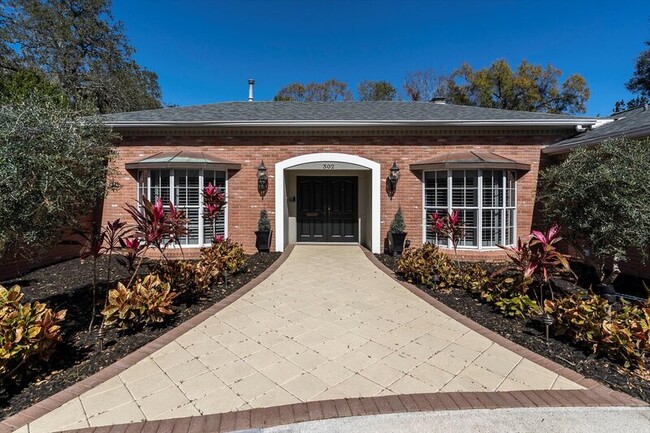Building Photo - 302 Eastleigh Dr