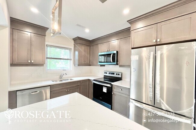 Building Photo - Spacious 3 Bed 2.5 Bath Semi-Detached Home...