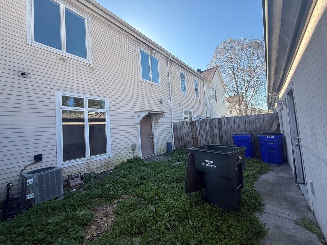 Foto del edificio - Updated 3BR Home with 2-Car Garage in Prime Norfolk Location