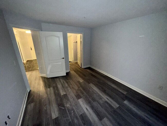 Foto del edificio - Updated 1BR Condo with Parking Near Virgin...