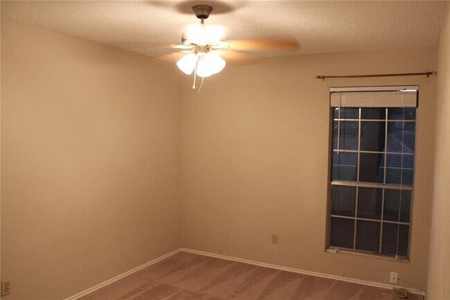 Building Photo - 300 Twin Oak Trail