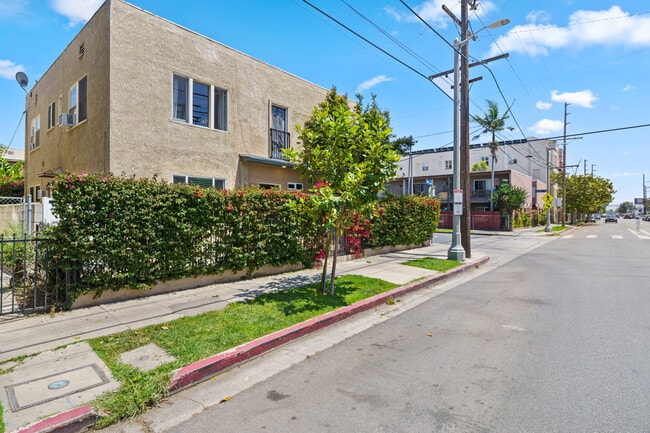 Building Photo - 1202 N Gower St
