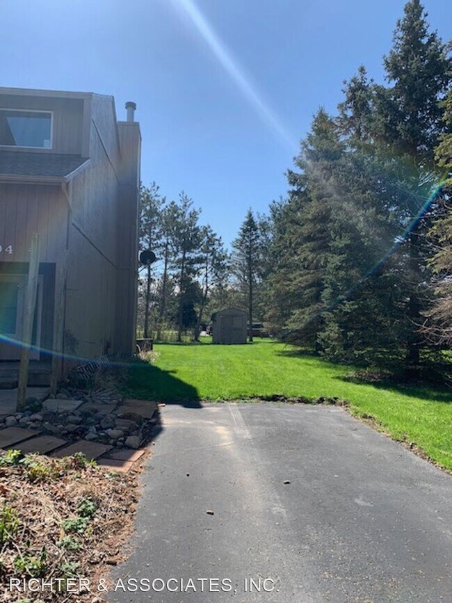 Building Photo - 2 br, 1.5 bath House - 394 E SHORE DRIVE