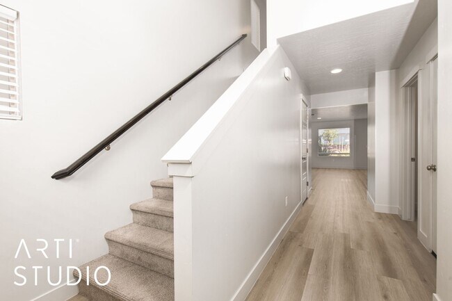 Foto del edificio - Amazing 4 bed | 2 1/2 bath | 2 car garage ...