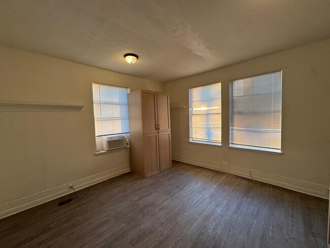 Building Photo - 4201 Cepeda St