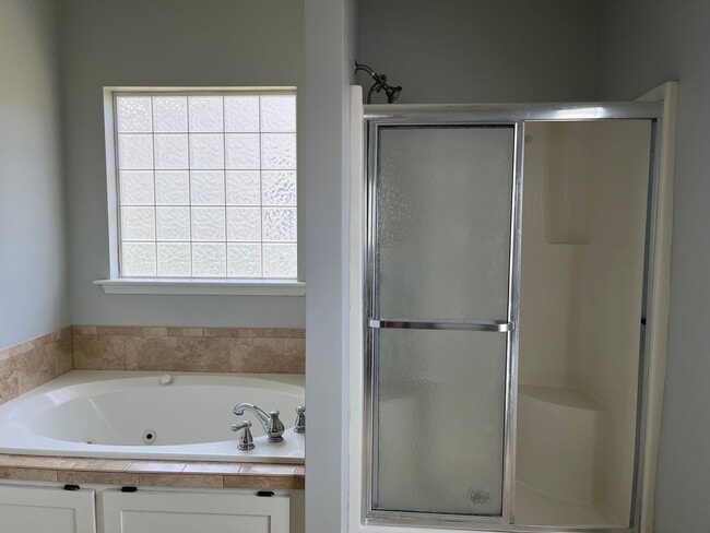 Building Photo - 213 Hedgerow Dr