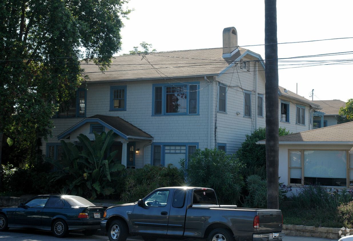 Primary Photo - 230 W De La Guerra St