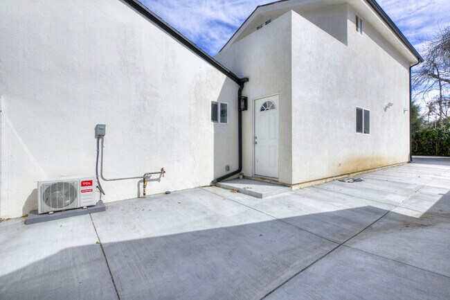 Building Photo - 15557 Wyandotte St